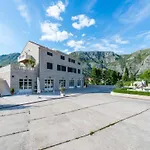 Apartmán Azzurro- One Bedroom With Terrace And Hot Tub Komolac