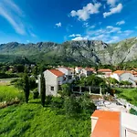 Azzurro- One Bedroom With Terrace And Hot Tub Apartmán Komolac