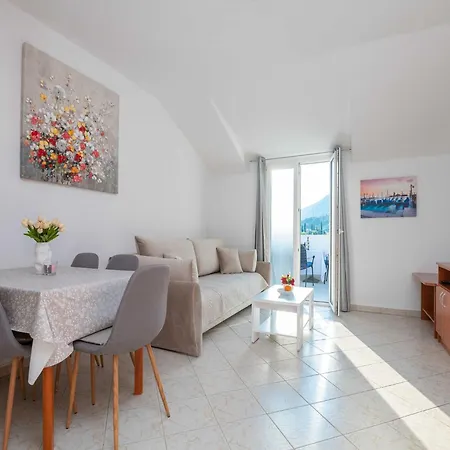 Azzurro- One Bedroom With Terrace And Hot Tub Apartman