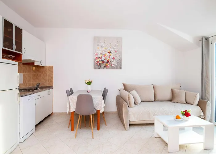 Apartman Azzurro- One Bedroom With Terrace And Hot Tub Komolac