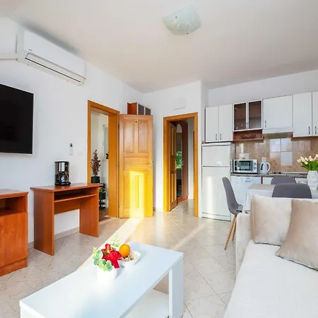 Azzurro- One Bedroom With Terrace And Hot Tub Komolac